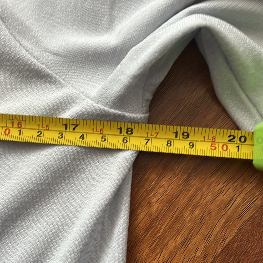 BNWOT light gray scoop neck Under Armour heat gear - Picture 10 of 14